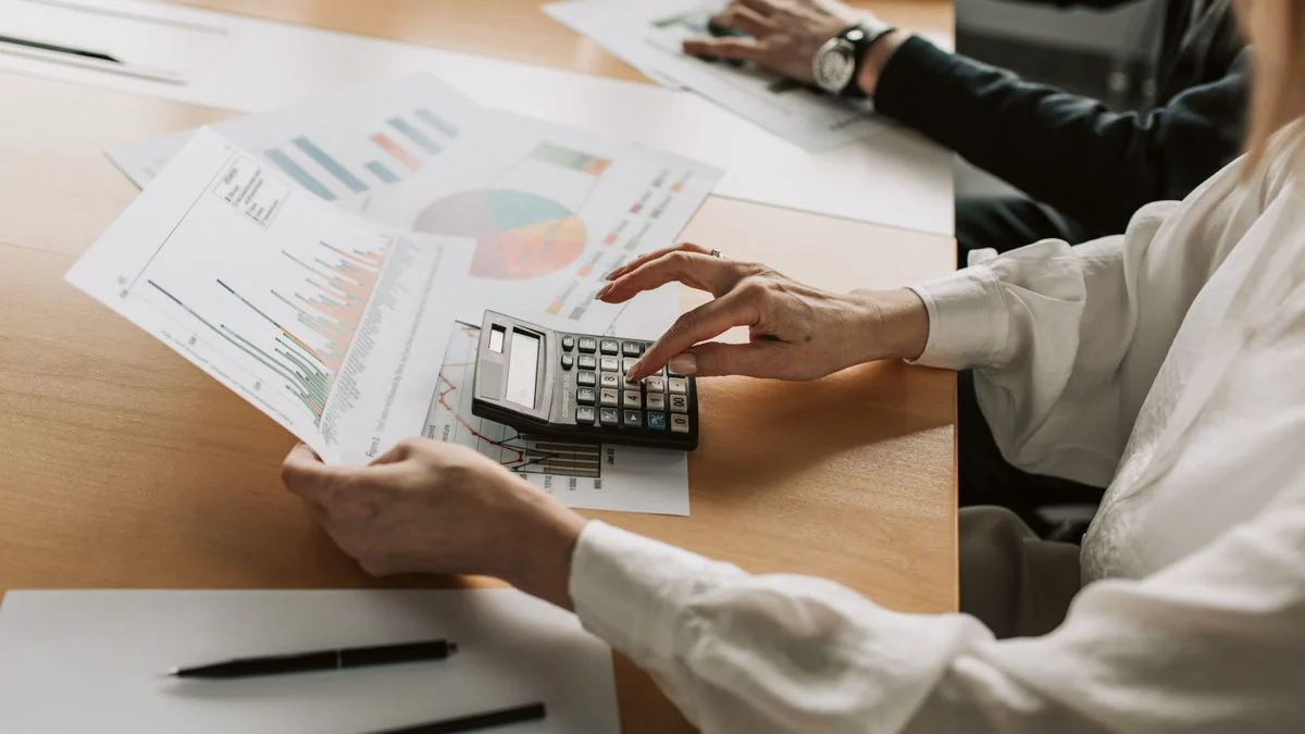 Marketing team using a seo content automation ROI calculator to model traffic and leads