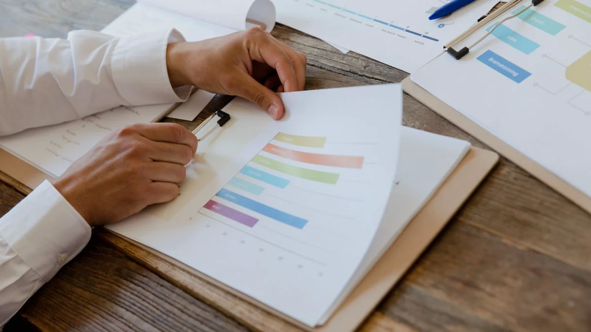 A manager presents KPI charts and AI answer visibility trends on a screen.